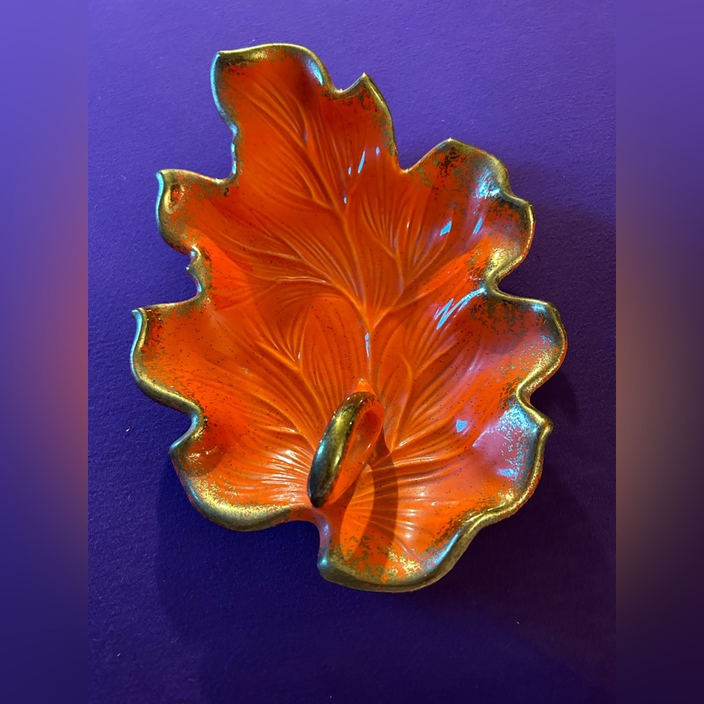 CA POTTERY VTG MCM Beautiful gilded ceramic leaf dish. No chips or cracks. - Picture 8 of 9